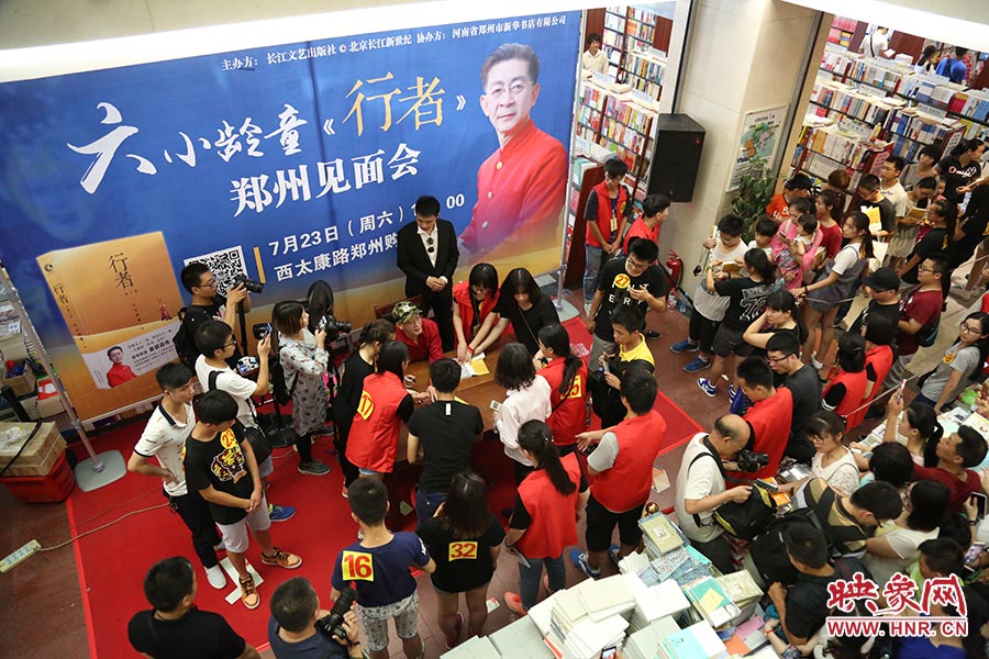 不到三個小時的簽售時間，六小齡童累計簽售自傳2900余冊，創(chuàng)造了鄭州購書中心的歷史記錄.jpg