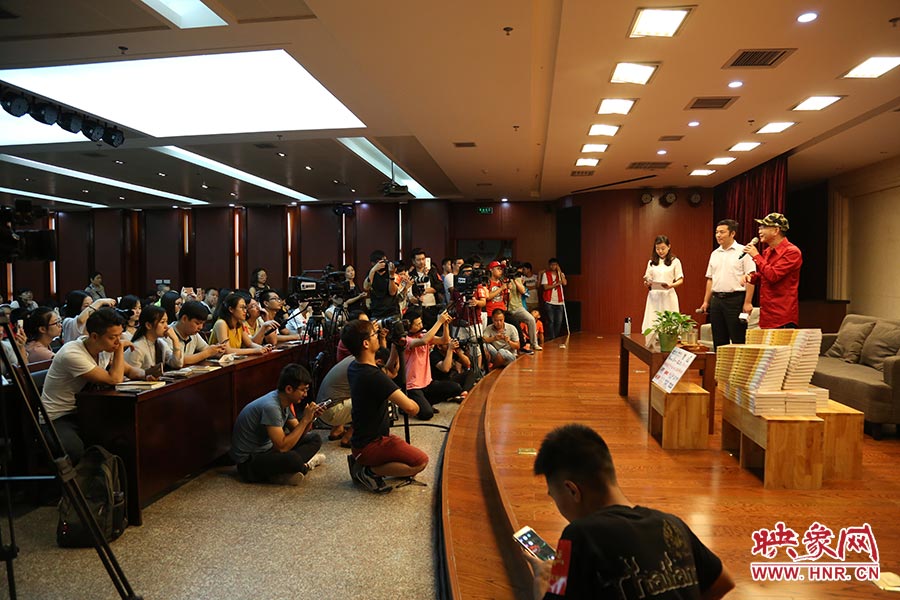 河南本土主流媒體基本全部到場，六小齡童接受記者提問。