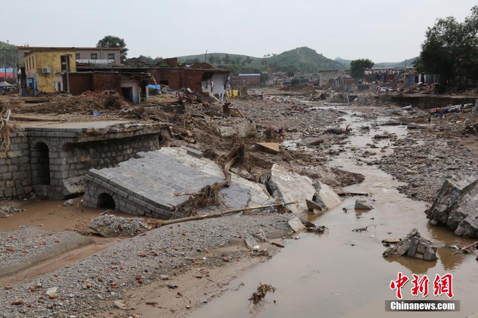 圖為都里鎮(zhèn)被洪水沖斷的橋梁。
