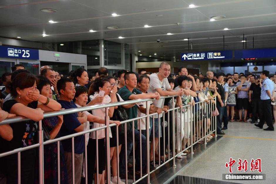 當日18時許，前來接機的家屬陸續(xù)來到大連機場，等候著其他親屬帶著親人骨灰“回家”。