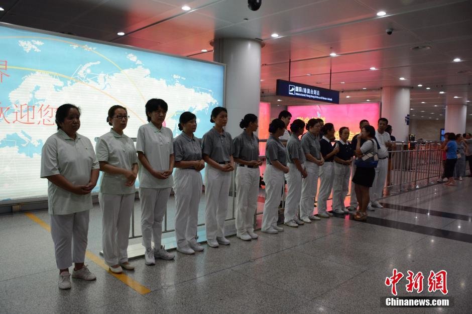 圖為臺灣慈濟慈善基金會大連聯(lián)絡處工作人員等候罹難者家屬。