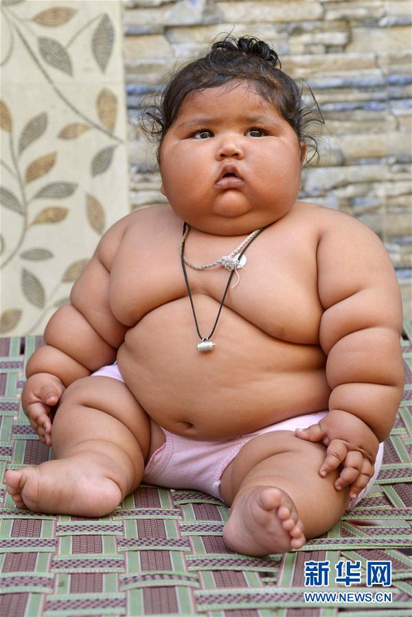 4月17日，在印度阿姆利則，女孩查哈特在家中。