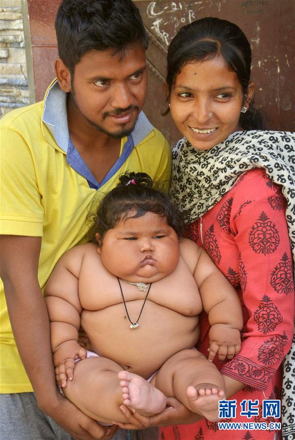 4月17日，在印度阿姆利則，女孩查哈特（中）和父母在家中。