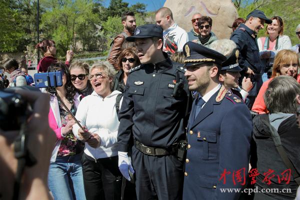 游客與聯(lián)合巡邏的中意警察合影。本網(wǎng)記者 陳路坤 攝