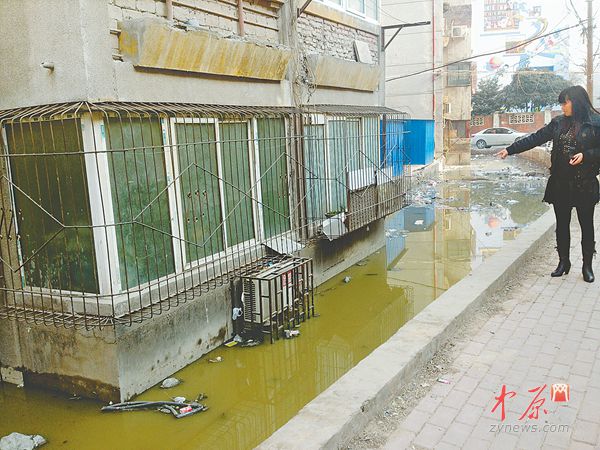 　　居民看著污水溝滿是無奈。
