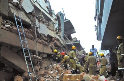 4日，印度卡納科納，救援人員正在搜尋被掩埋的幸存者和遇難者遺體。圖/東方IC