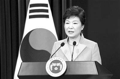 1月6日，韓國(guó)總統(tǒng)樸槿惠在首爾總統(tǒng)府青瓦臺(tái)舉行的新年記者會(huì)上發(fā)言。新華社發(fā)