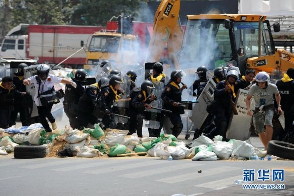 當?shù)貢r間2月18日，泰國曼谷警方與示威者發(fā)生沖突。