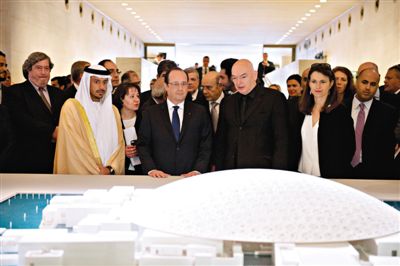 4月29日，法國總統(tǒng)奧朗德（中）和阿布扎比文化遺產(chǎn)委員會主席蘇爾坦親王（左）一起觀看“阿布扎比盧浮宮”建筑模型。盧浮宮計(jì)劃打造“阿布扎比盧浮宮”，以推廣法國文化。