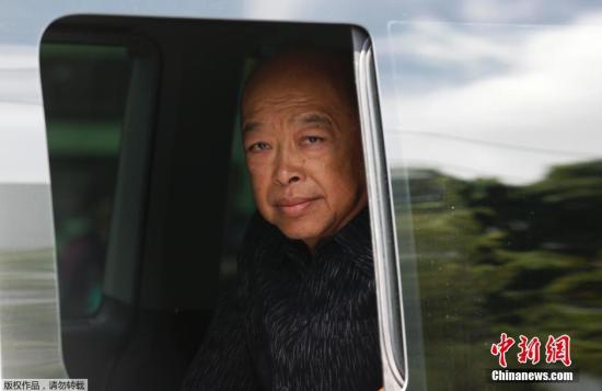 圖為泰國(guó)前副總理素拉蓬抵達(dá)陸軍俱樂(lè)部。