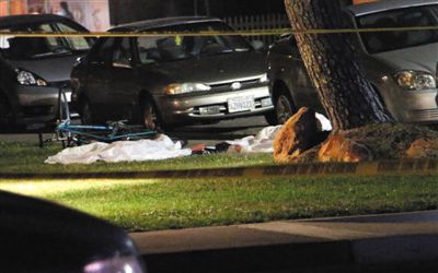 5月23日在美國加州大學(xué)圣巴巴拉分校附近的槍擊現(xiàn)場拍攝的死者遺體。