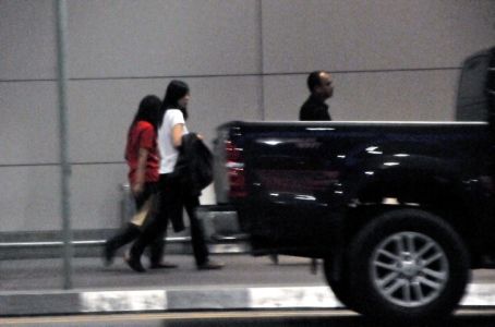 白衣女子（右二）為獲釋中國女游客（圖片來源：新海峽時(shí)報(bào)）