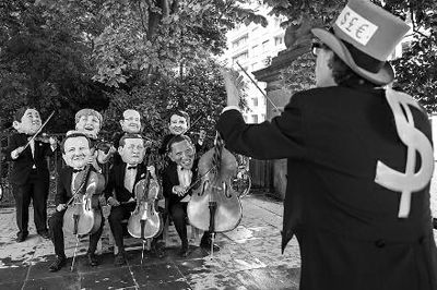 4日在布魯塞爾，非政府組織『樂(lè)施會(huì)』成員戴著七國(guó)首腦面具演奏名曲《錢(qián)錢(qián)》，批評(píng)七國(guó)政策導(dǎo)致全球貧富差