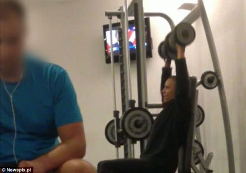 奧巴馬安?，F(xiàn)漏洞舉啞鈴健身時遭偷拍（組圖）（2）