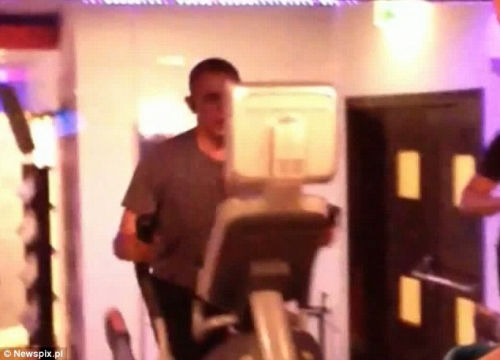 奧巴馬安?，F(xiàn)漏洞舉啞鈴健身時遭偷拍（組圖）（4）