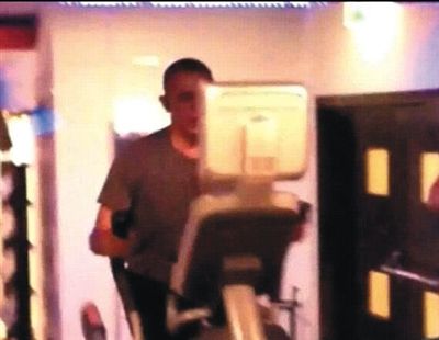 酒店健身中心，橢圓機(jī)上鍛煉的奧巴馬。