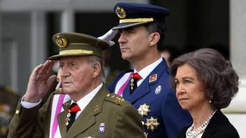 資料圖：西班牙國王胡安·卡洛斯一世（左）與其子費利佩王儲（中）。