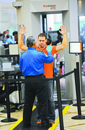 防止恐怖分子把炸彈偽裝成電子設(shè)備登機(jī)；新規(guī)適用于歐、非、中東赴美航班；智能手機(jī)將被重點(diǎn)排查