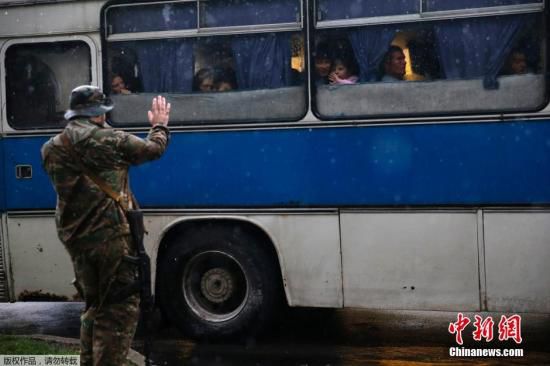 烏克蘭頓涅茨克，烏克蘭政府軍對當?shù)爻掷m(xù)炮擊，民眾為躲避戰(zhàn)火，紛紛登上列車離開。