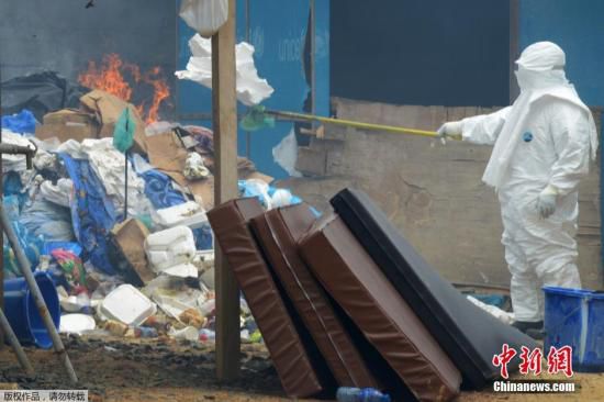 當(dāng)?shù)貢r間2014年9月3日，利比里亞蒙羅維亞，約翰·菲茨杰拉德·肯尼迪醫(yī)院的醫(yī)護(hù)人員和病人。9月1日