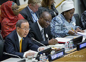 為應(yīng)對(duì)埃博拉疫情，秘書長(zhǎng)潘基文主持召開高級(jí)別會(huì)議。