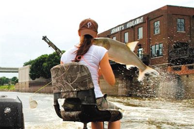 亞洲鯉魚突然躍出水面，對(duì)游客“發(fā)動(dòng)襲擊”。