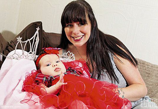 柯林斯在女兒盧娜6個(gè)月大時(shí)，便讓女兒參加選美。