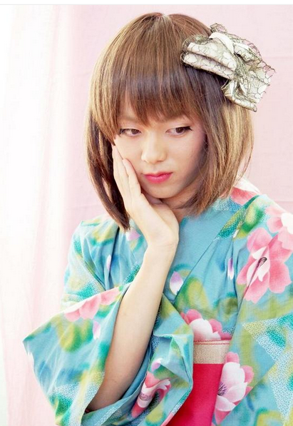 日本男子學(xué)校舉辦“?；ā贝筚?參賽者須男扮女裝