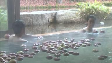 一個個蘋果漂浮在浴槽內（NHK網頁截圖）。