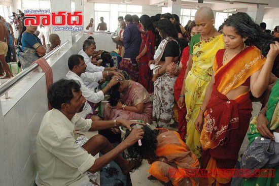 亮瞎眼！印寺廟朝圣日每天為2萬(wàn)人剃光頭