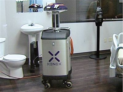 可通過(guò)發(fā)射紫外線對(duì)房間消毒的機(jī)器人。