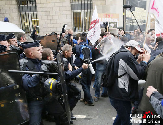 　　當(dāng)?shù)貢r間2014年11月27日，法國巴黎，法國農(nóng)民帶綿羊在埃菲爾鐵塔附近抗議，要求環(huán)保部門采取有效措施解決狼群襲擊羊群問題?！D片來源：TRICK KOVARIK/CFP