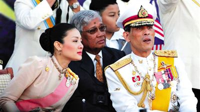 蒙西拉米左與哇集拉隆功王儲右一同參加活動。