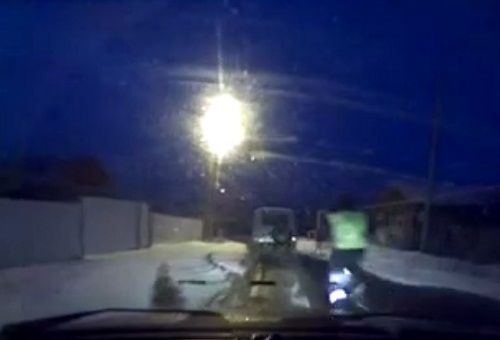 警車追逐中仍未追上可疑汽車，此時令人震驚的一幕出現(xiàn)，一名警察從警車中跳出來，向可疑車輛跑去。