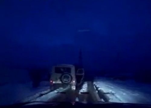 　　警察成功打開可疑汽車的車門并登上汽車，司機見狀立即停車及棄車逃走，警察則下車繼續(xù)追捕司機。