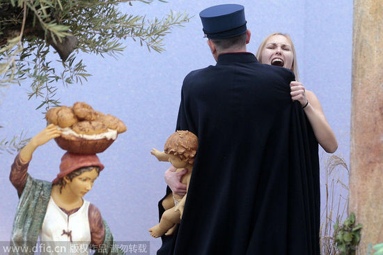 女權(quán)組織Femen成員梵蒂岡裸身示威 被警察帶走