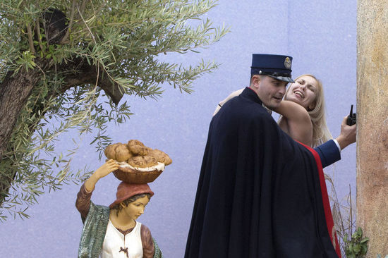 女權(quán)組織Femen成員梵蒂岡裸身示威 被警察帶走