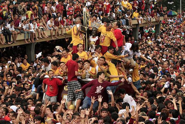 2011年“黑耶穌節(jié)”上，無數(shù)信徒希望觸摸到黑色耶穌雕像。