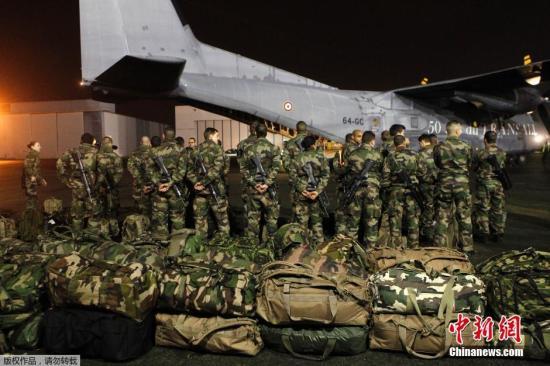 當(dāng)?shù)貢r(shí)間1月7日，法國(guó)軍人抵達(dá)巴黎布爾歇機(jī)場(chǎng)。他們將被部署在巴黎，以增強(qiáng)巴黎市的安保力量。
