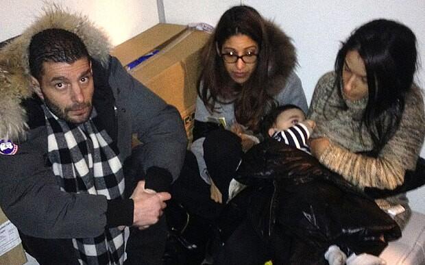 照片顯示了部分人質(zhì)躲藏于冷藏室中的情景。