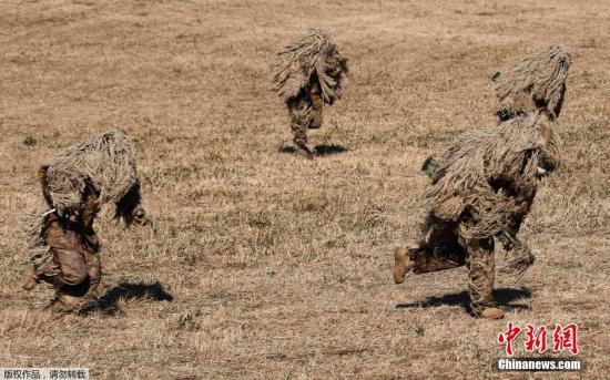 資料圖：當(dāng)?shù)貢r間2015年1月11日，日本船橋市，日本自衛(wèi)隊進(jìn)行新年軍演，大約500名軍人和24架飛機(jī)參與了本次演習(xí)。 視頻：日本敲定史上最大規(guī)模國防預(yù)算費(fèi)來源:央視軍事農(nóng)業(yè)