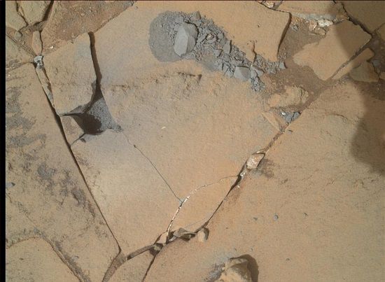 圖為在“好奇”號(hào)鉆孔過(guò)程中拍攝的照片