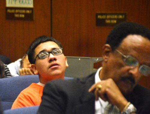 嫌犯奧丘阿（后）與嫌犯卡門的公辯律師漢彌爾頓在初審法庭上。