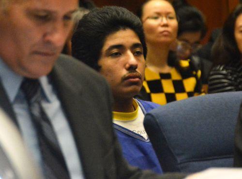 嫌犯卡門（中）在初審法庭上。（僑報(bào)網(wǎng)：圖片由法庭指定攝影師提供）