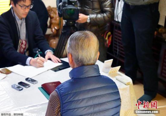 當(dāng)?shù)貢r間1月25日，日本千葉市，日本遭“伊斯蘭國”綁架人質(zhì)湯川遙菜的父親接受媒體采訪。伊斯蘭國武裝(IS)24發(fā)布視頻顯示，其中一位被綁架日本人質(zhì)湯川遙菜(Haruna Yukawa)已經(jīng)被該組織殺害。日本政府表示將驗(yàn)證視頻的真實(shí)性。 視頻：關(guān)注日本人質(zhì)事件：極端組織視頻顯示一人質(zhì)已遭殺害來源:央視新聞