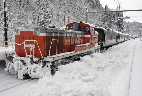 JR一臥鋪特急列車，因大雪在JR奧羽線津輕湯站附近拋錨，約130名乘客不得不在車上過夜。