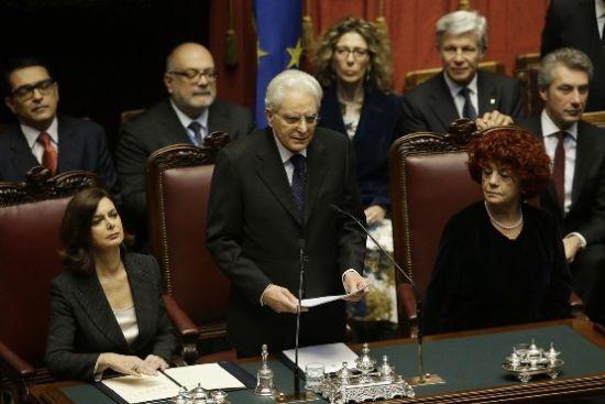 意大利新當(dāng)選總統(tǒng)塞爾焦·馬塔雷拉(中)。