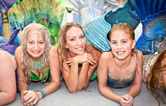 一年一度的Merfest大會在美國凱里舉行，數(shù)百男女齊聚那里慶祝成為“人魚”。（網(wǎng)頁截圖）