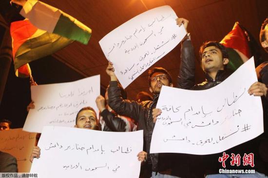 約旦軍方宣布，被極端組織“伊斯蘭國”劫為人質(zhì)的飛行員卡薩斯貝已遭殺害，憤怒的抗議群眾聚集首都安曼。 視頻：約旦政府談人質(zhì)遇害：一定會做出強有力回擊來源:央視新聞