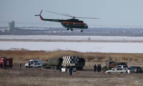 圖片說(shuō)明：當(dāng)?shù)貢r(shí)間2月11日，一架俄羅斯蘇—24轟炸機(jī)在著陸過(guò)程中墜毀，救援人員正在偵察失事區(qū)域。(